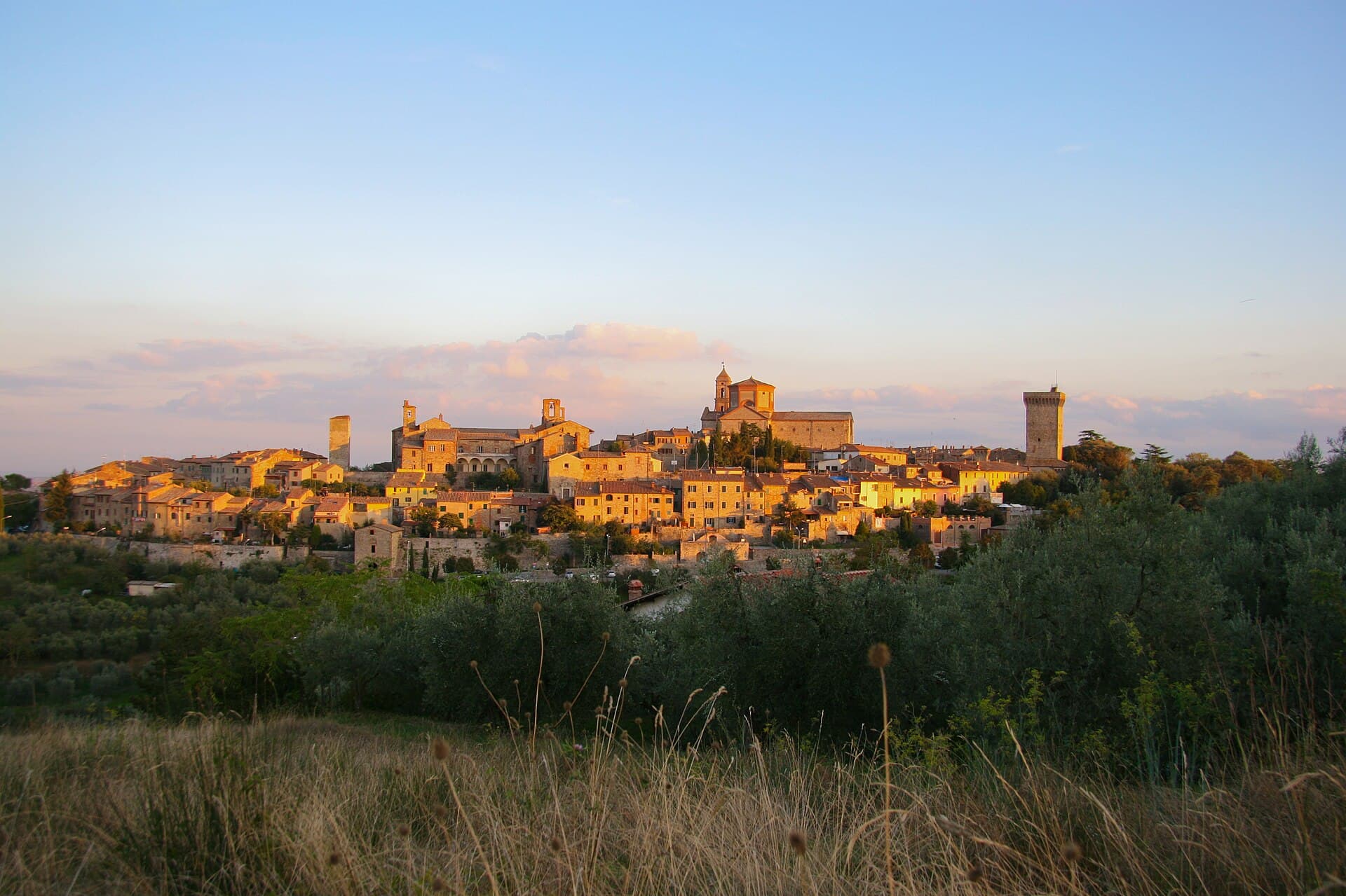 Il borgo di Lucignano dalla caratteristica pianta a ellissi concentriche