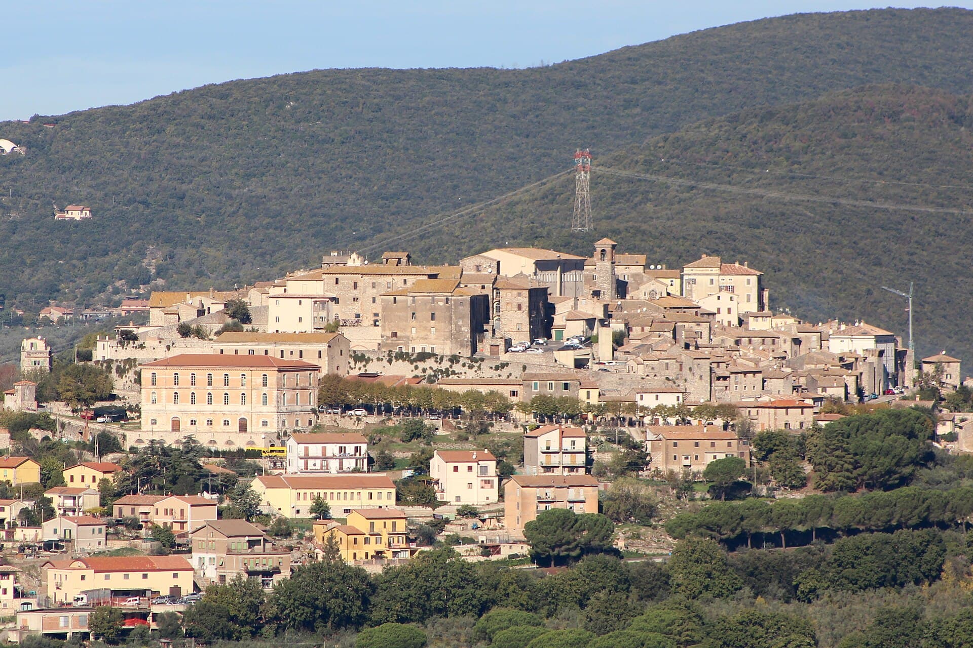 Il borgo di Lugnano in Teverina, affacciato sulla valle del Tevere