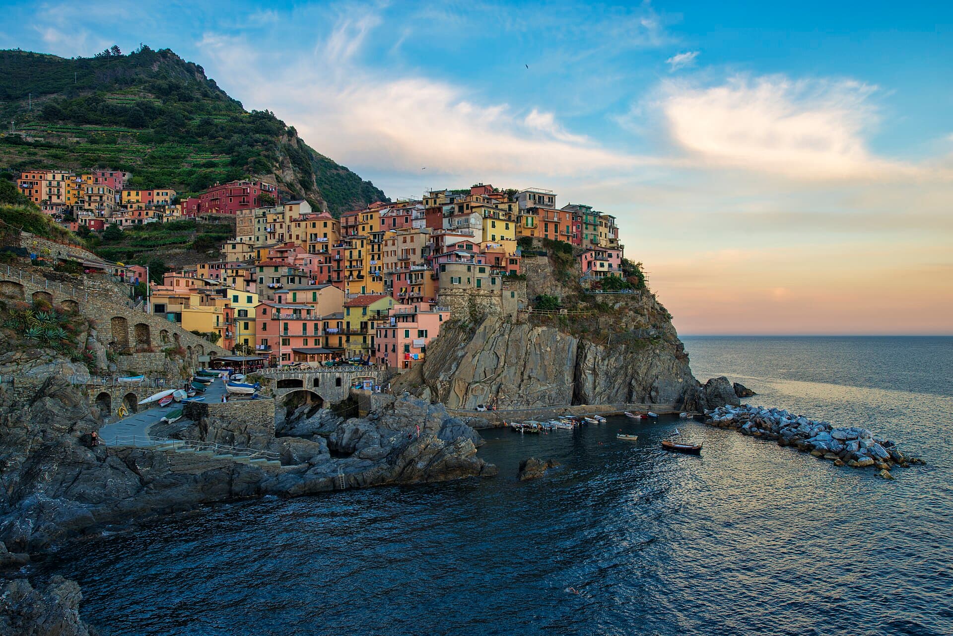 Le case colorate di Manarola aggrappate alla scogliera delle Cinque Terre
