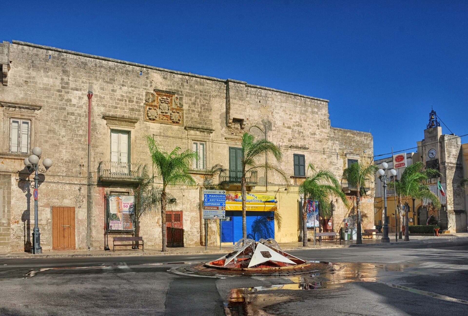 Il Castello dei Cavalieri di Malta nella piazza di Maruggio