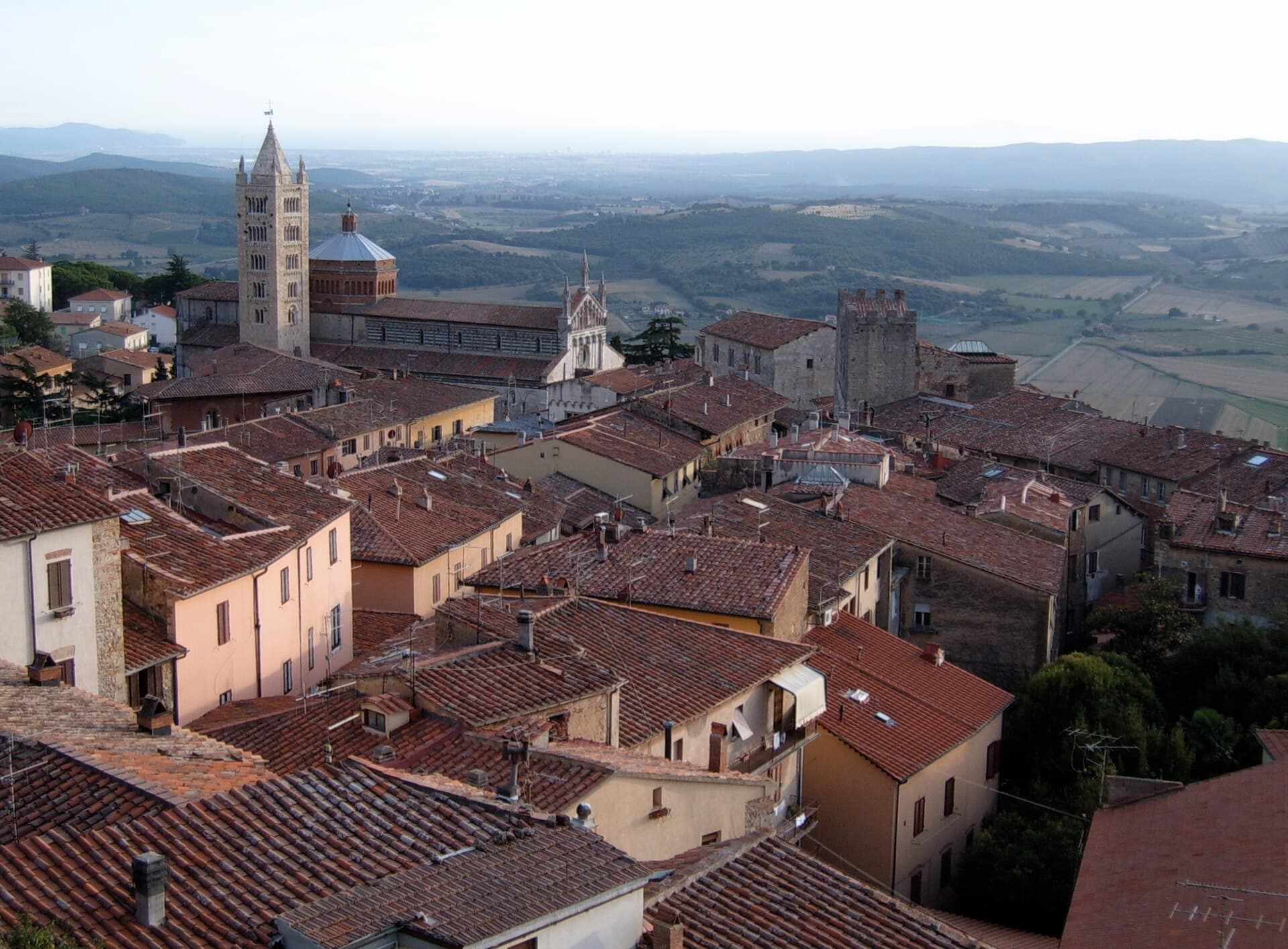 La piazza e il Duomo di Massa Marittima, borgo minerario della Maremma