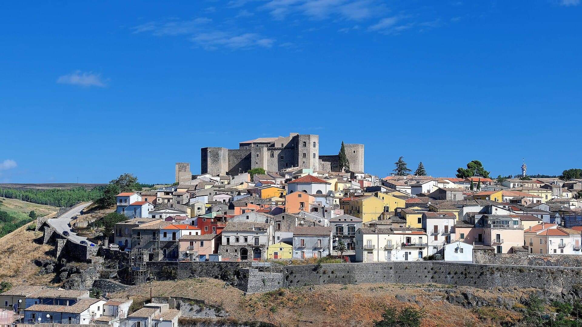 Il castello normanno-svevo di Melfi ai piedi del Vulture