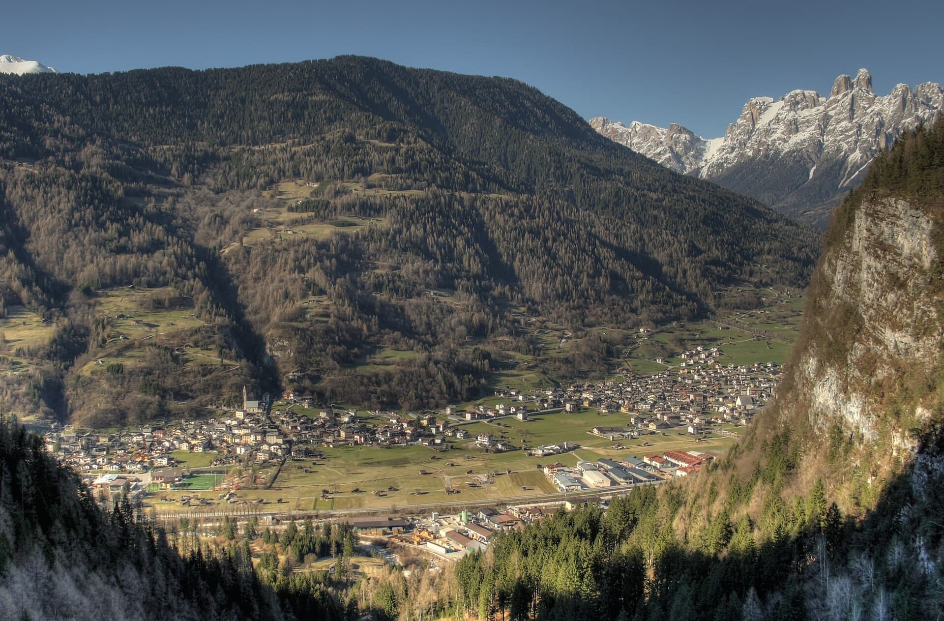 I paesi di Mezzano e Imer nella conca di Primiero, ai piedi delle Dolomiti