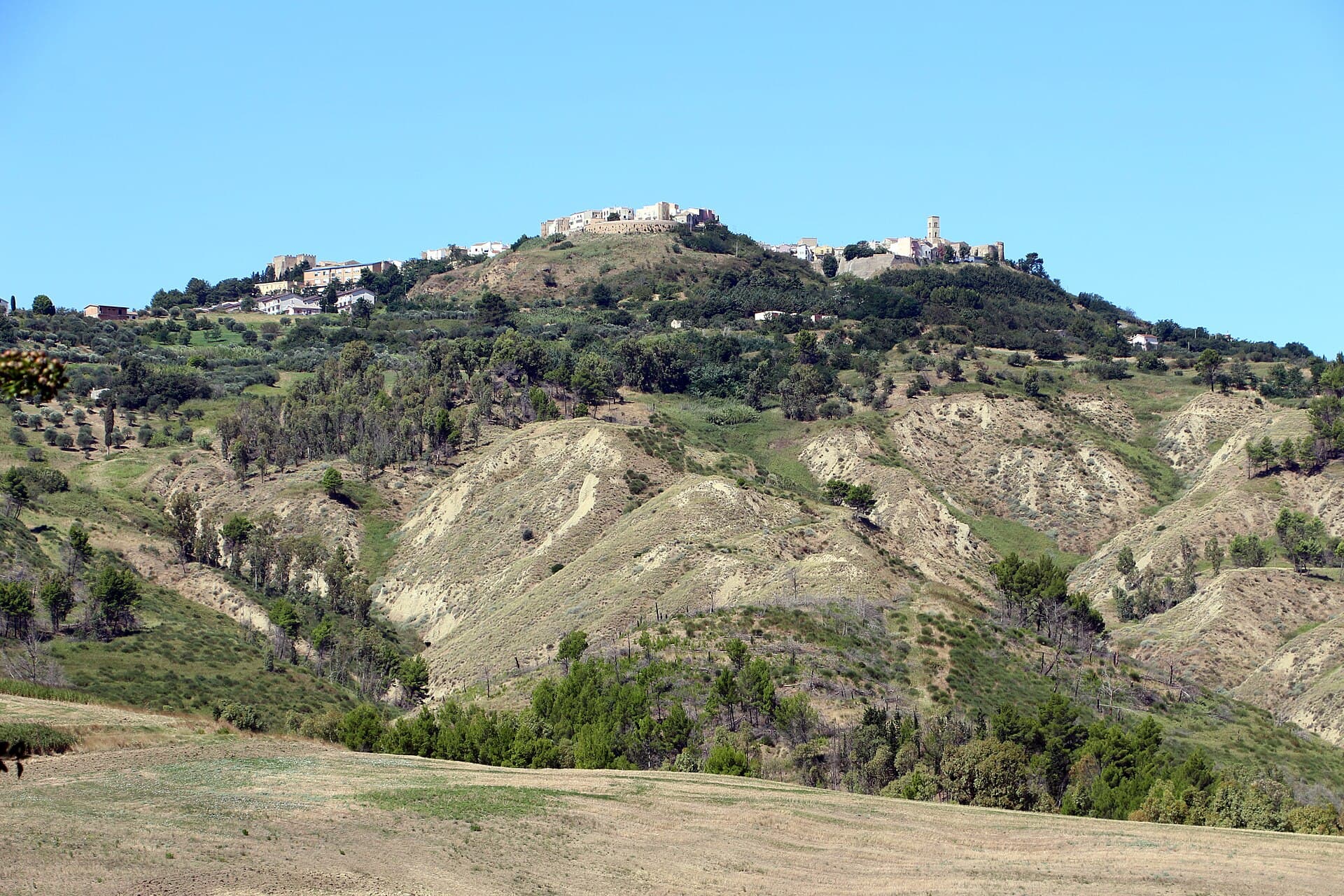 Il borgo di Miglionico con il Castello del Malconsiglio, nel Materano