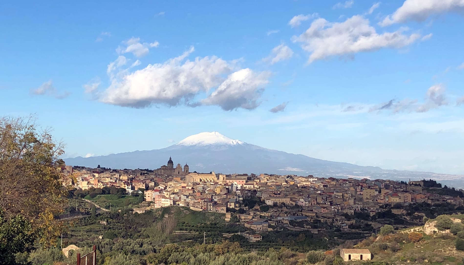 Il borgo barocco di Militello in Val di Catania, con l'Etna sullo sfondo