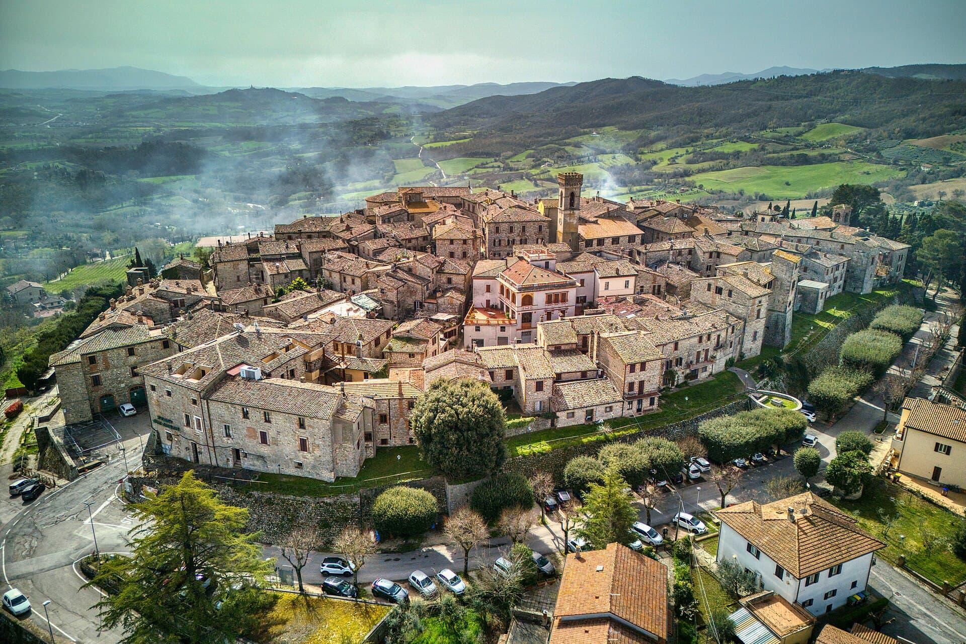 Il borgo fortificato di Monte Castello di Vibio, sul Tevere