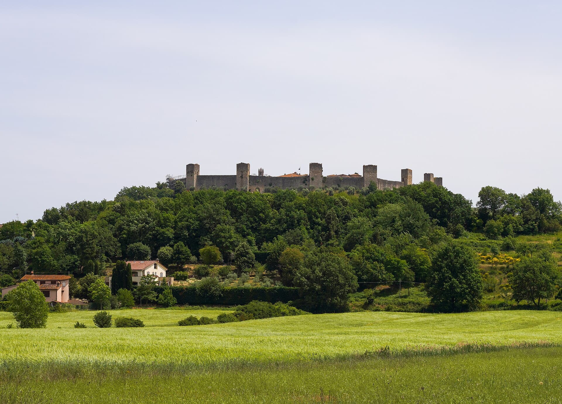 Le mura e le torri medievali di Monteriggioni tra le colline senesi