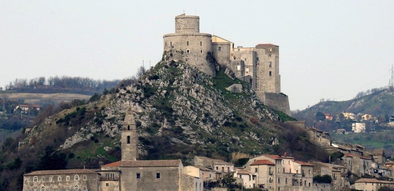 Il castello e la torre di Montesarchio, nella Valle Caudina
