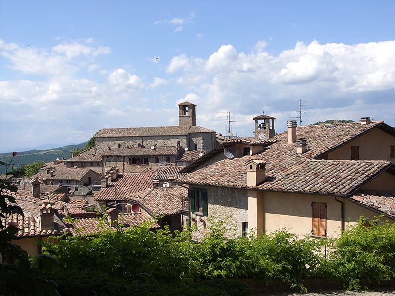 I tetti e le torri del borgo medievale di Montone