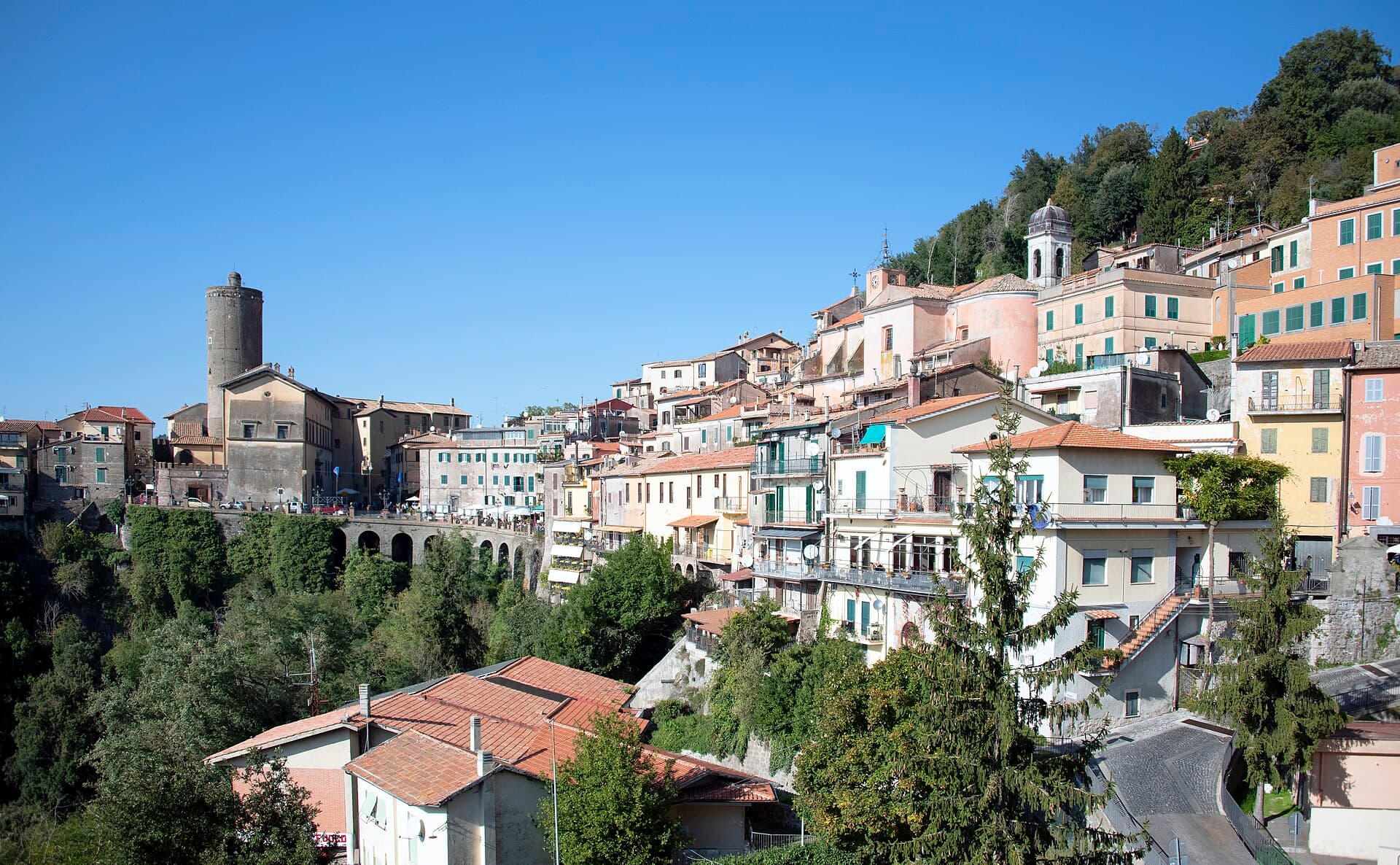 Il borgo di Nemi affacciato sull'omonimo lago vulcanico dei Castelli Romani