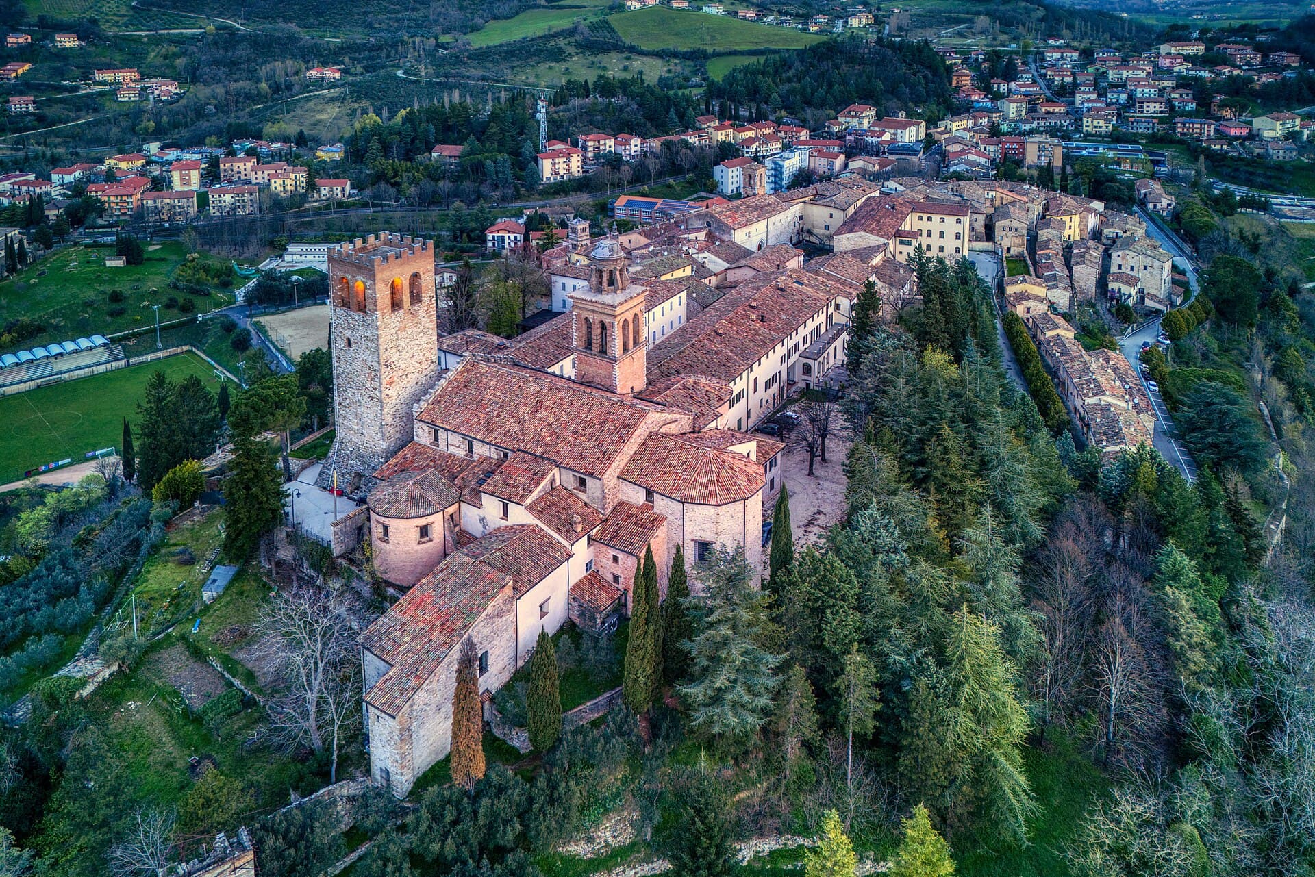 Il borgo di Nocera Umbra con la torre, sui colli dell'Appennino umbro