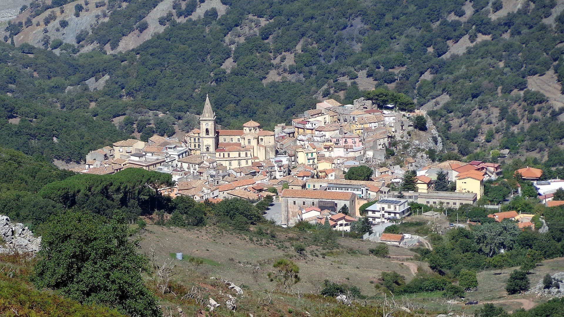 Novara di Sicilia ai piedi della Rocca Salvatesta