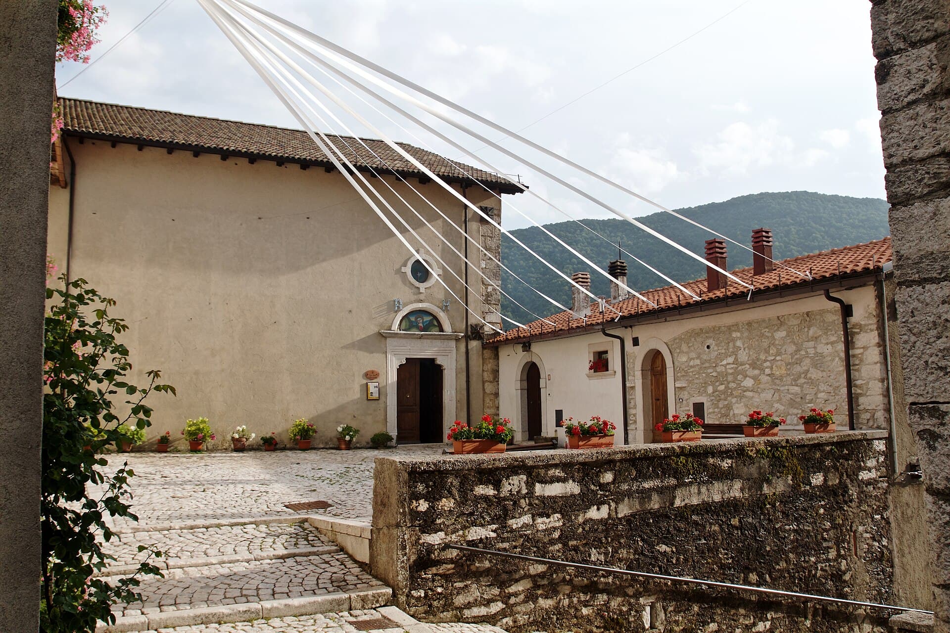 Opi arroccata su una cresta nel Parco Nazionale d'Abruzzo