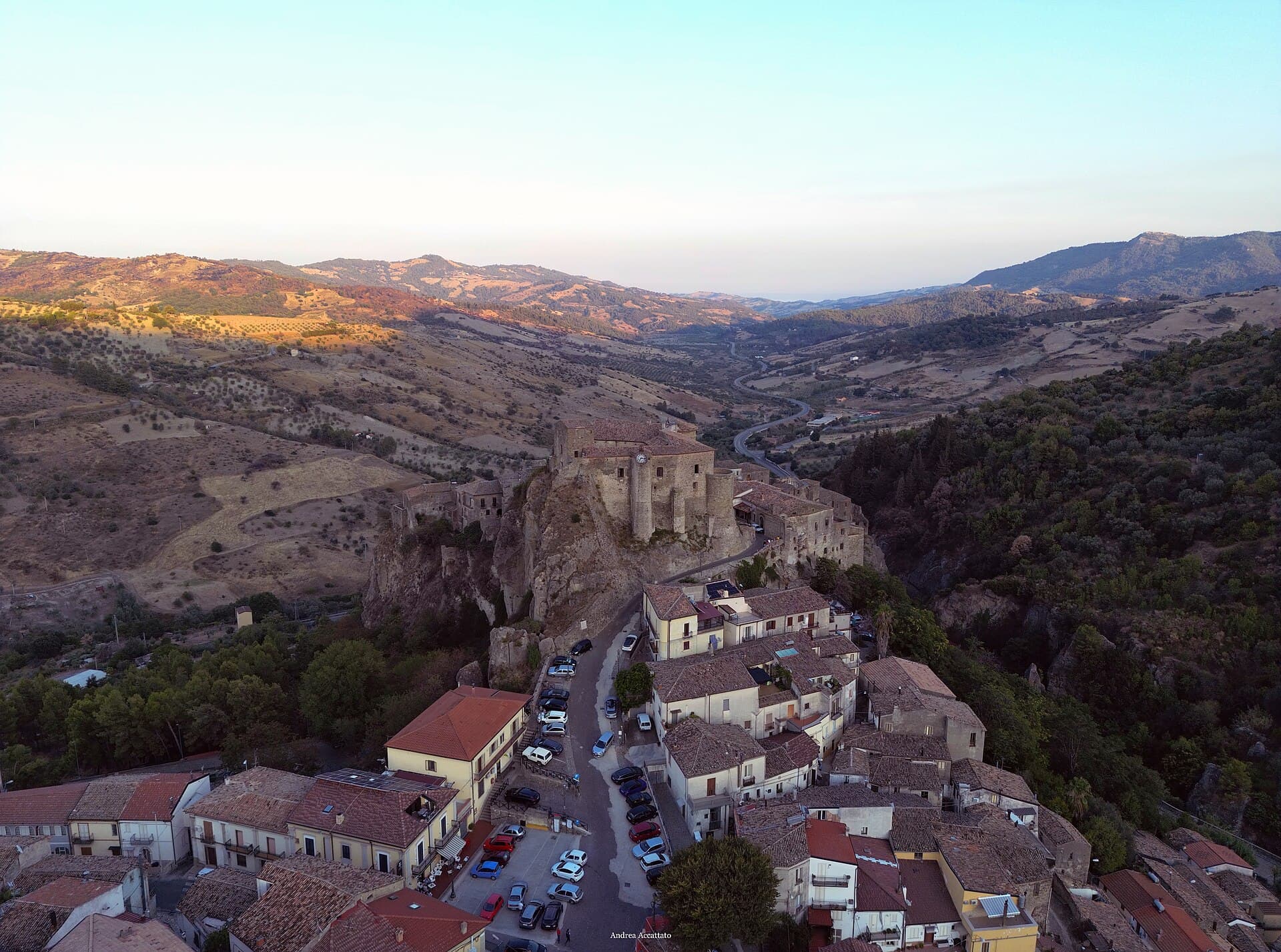 Il borgo di Oriolo arroccato sullo sperone con il castello, nell'alto Ionio cosentino