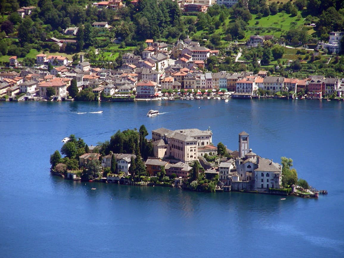 Orta San Giulio affacciata sul lago d'Orta, con di fronte l'Isola di San Giulio
