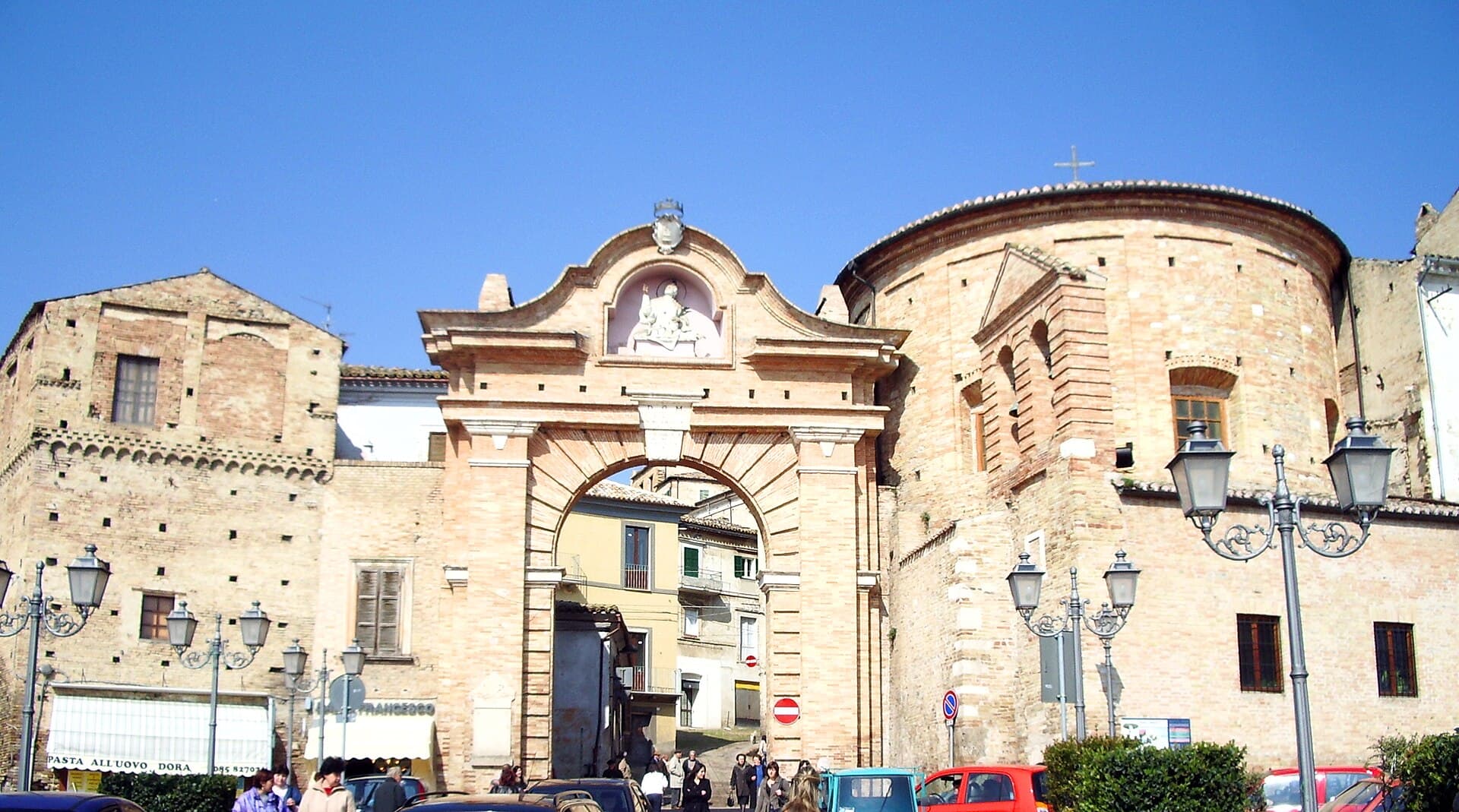 Porta San Francesco e l'architettura in mattoni del centro storico di Penne