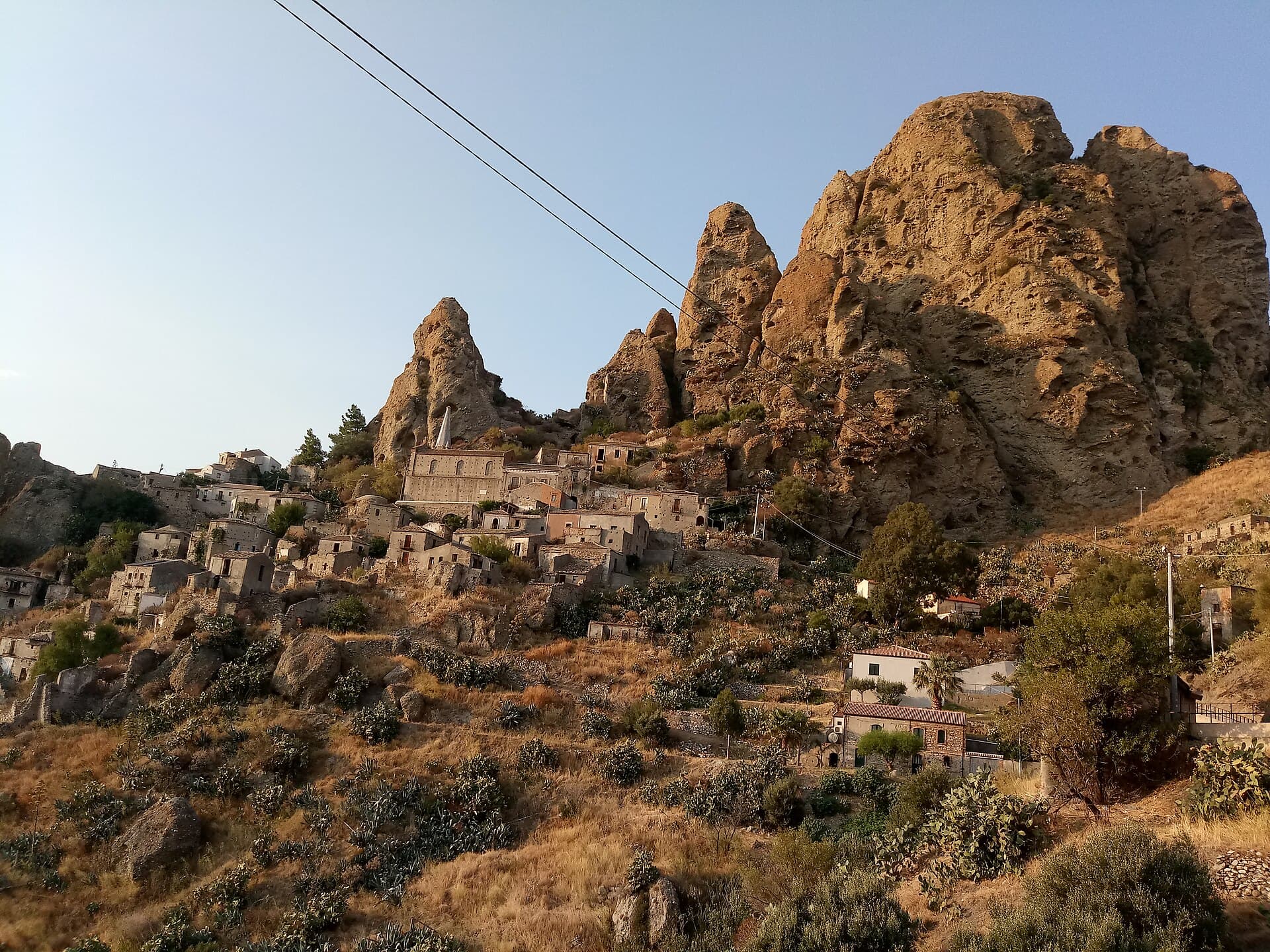 Pentedattilo arroccato sulla rupe a cinque dita del Monte Calvario