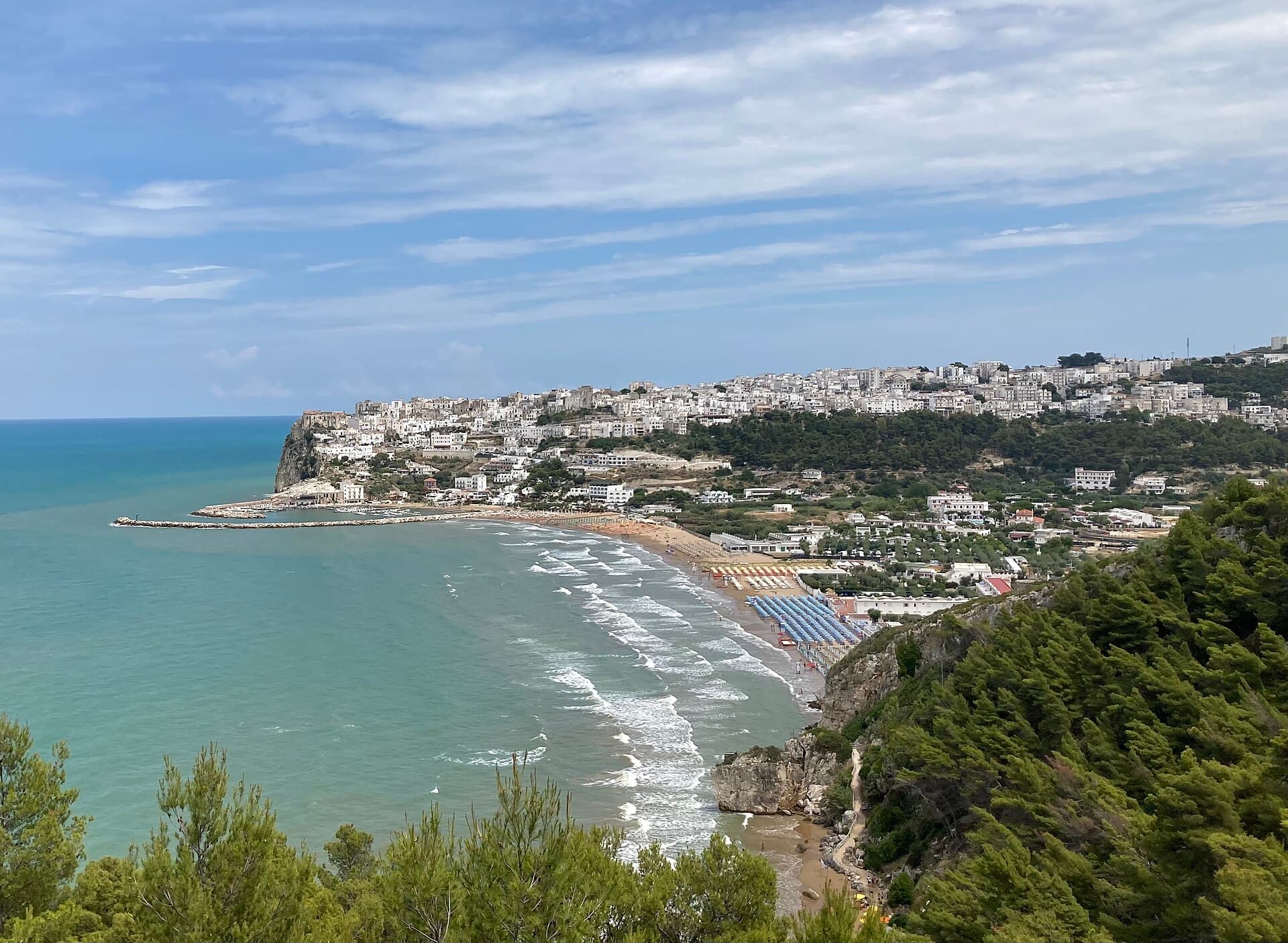 Il borgo bianco di Peschici arroccato sulla costa del Gargano