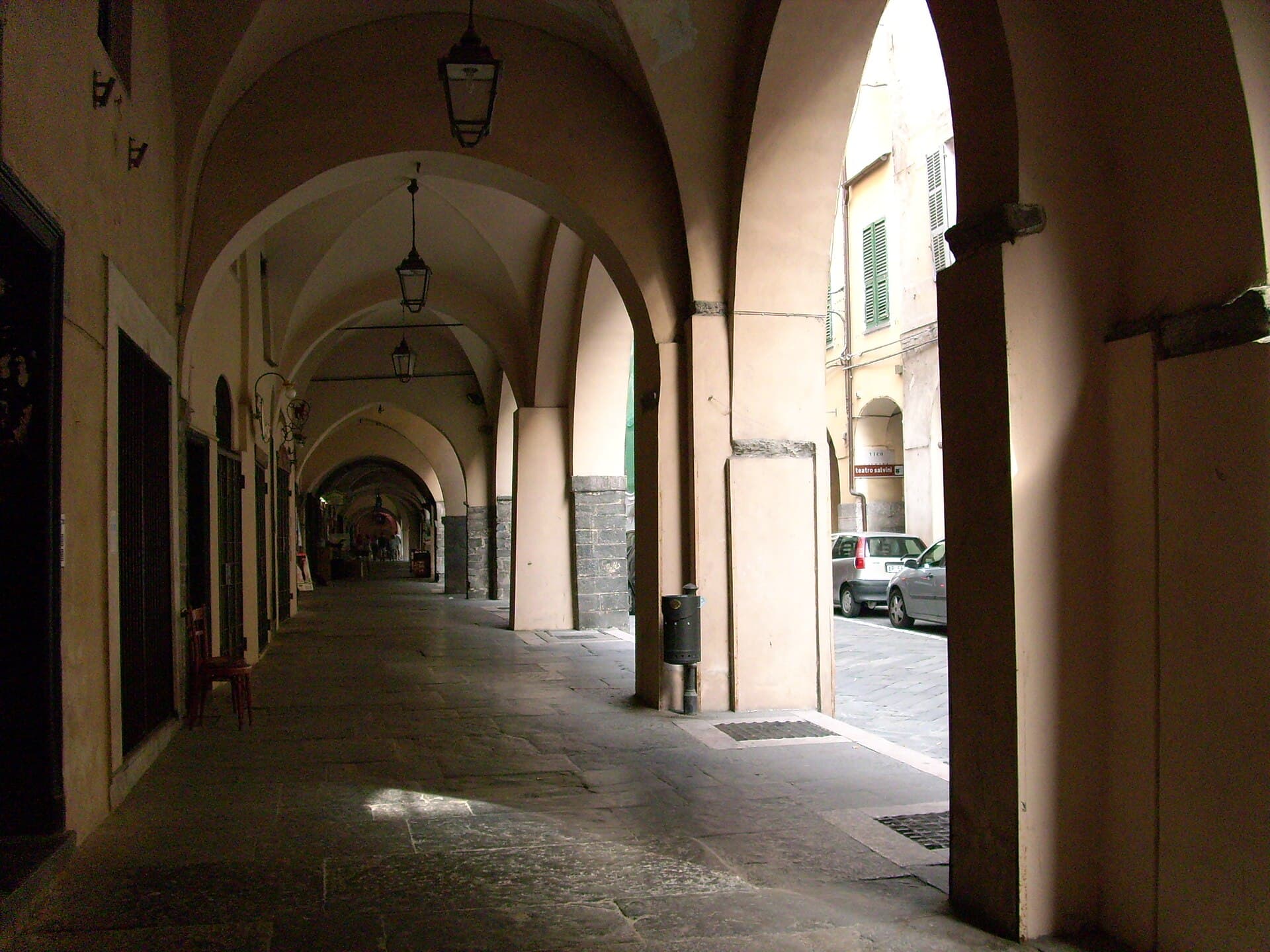 I portici di Pieve di Teco, cuore del borgo in Valle Arroscia