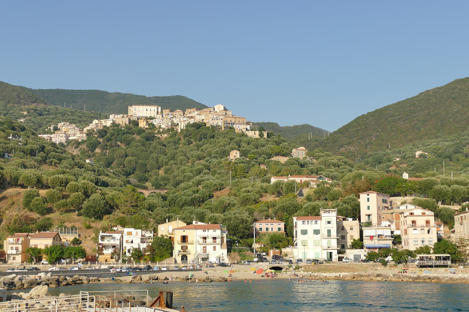 Pisciotta, borgo del Cilento affacciato sul mare tra gli ulivi