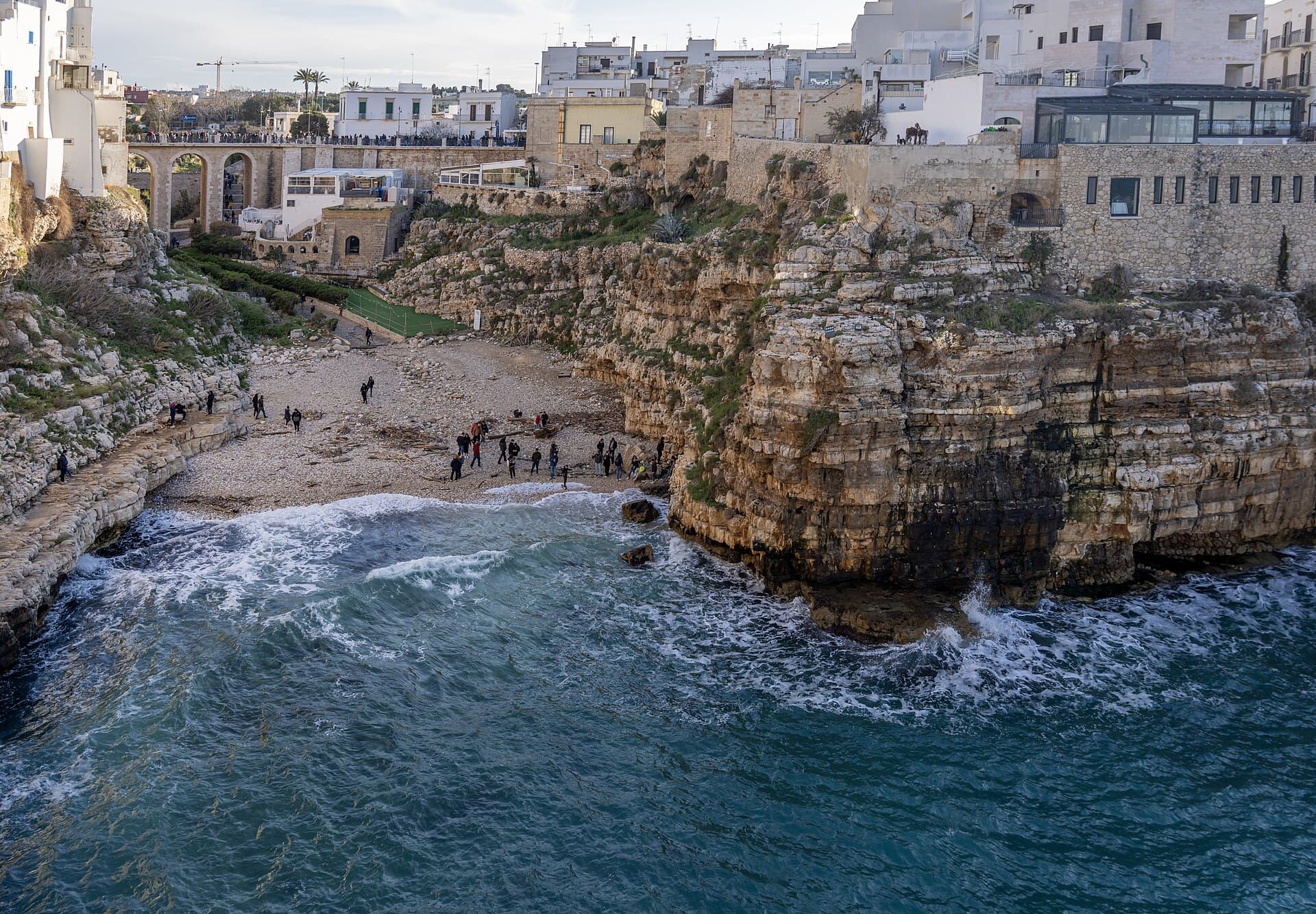 Le case di Polignano a Mare a picco sulla scogliera dell'Adriatico