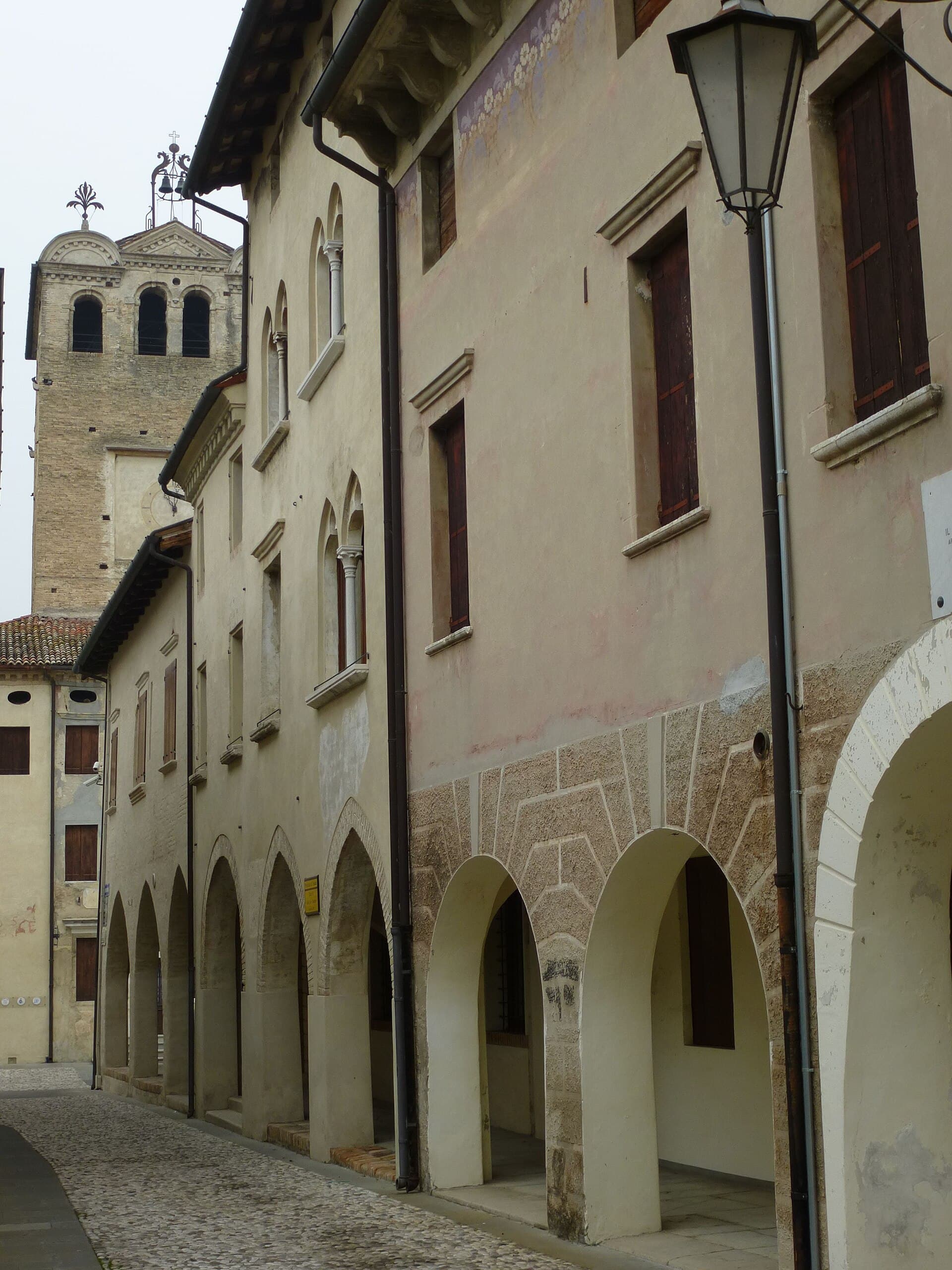 La via porticata medievale di Portobuffolè con il campanile