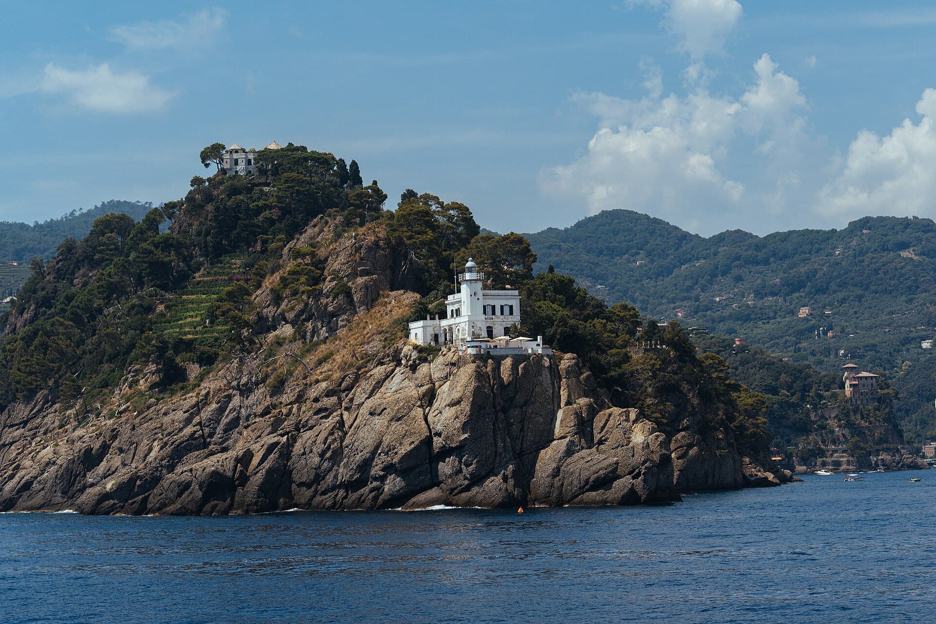 La piazzetta e il porticciolo di Portofino con le case colorate