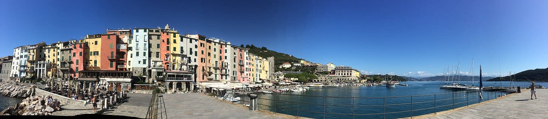 La chiesa di San Pietro e le case colorate di Portovenere sul mare
