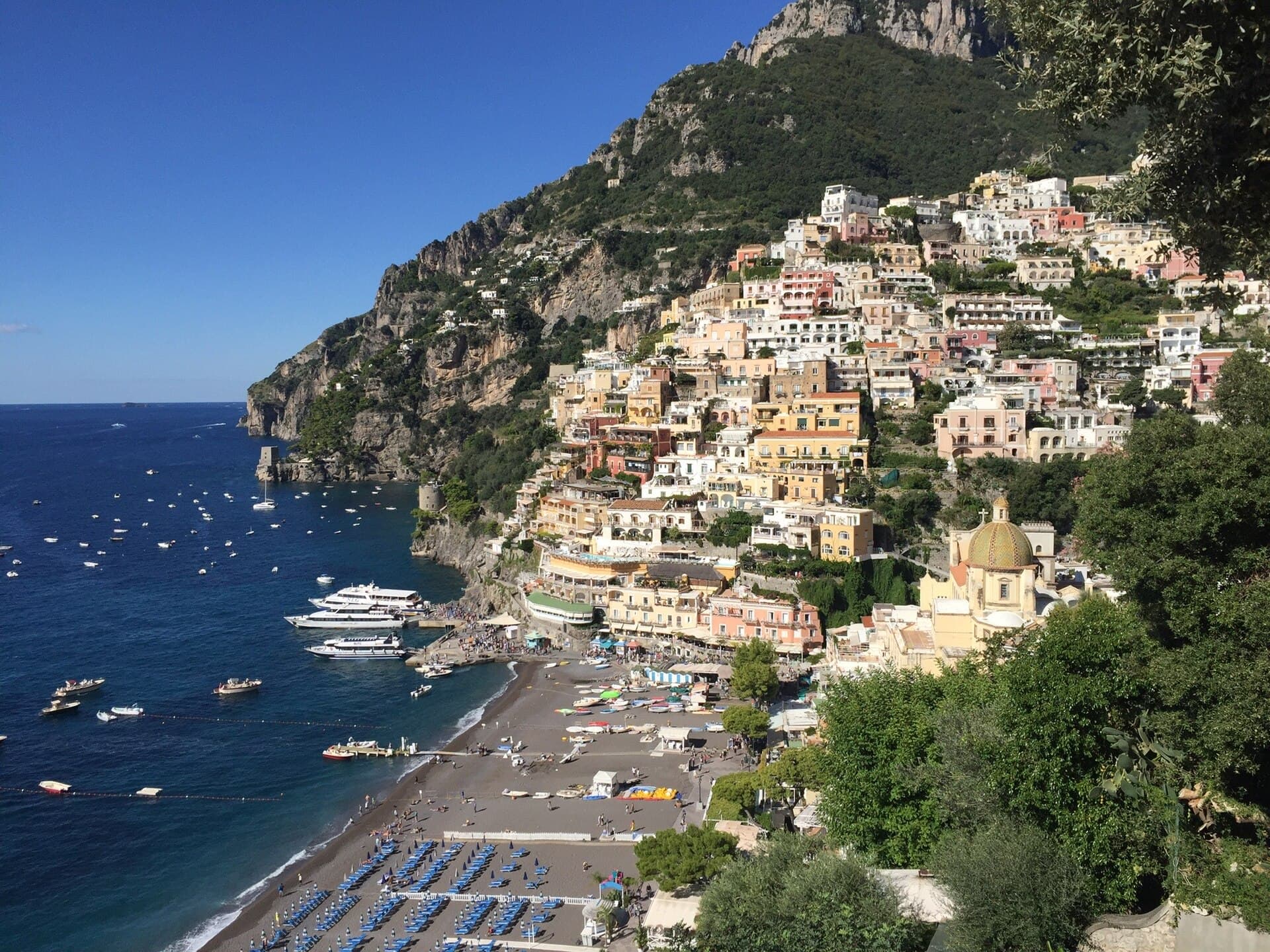 Le case colorate di Positano a cascata sul mare, simbolo della Costiera Amalfitana