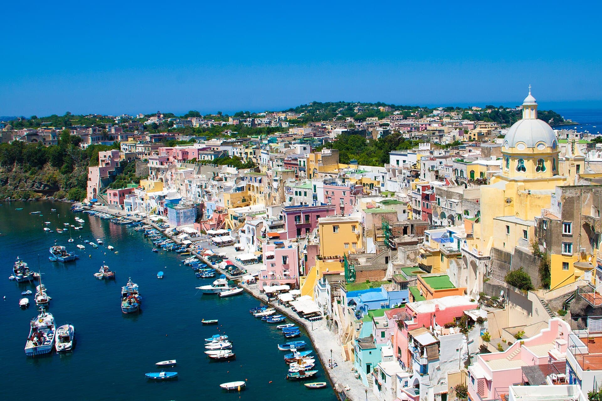 Le case colorate di Marina Corricella a Procida, nel Golfo di Napoli