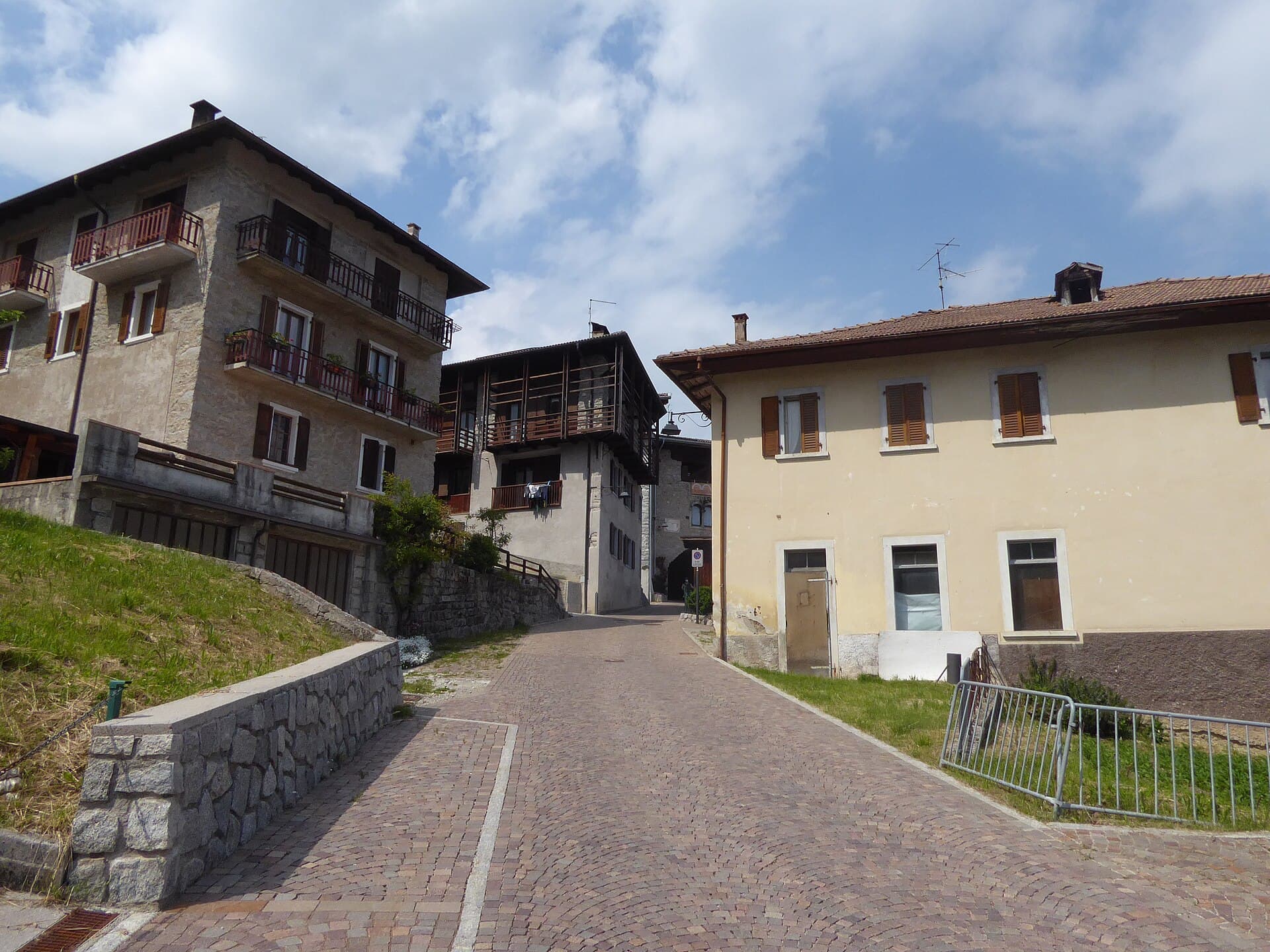 Uno scorcio di Rango, borgo di androni e portici nelle Giudicarie