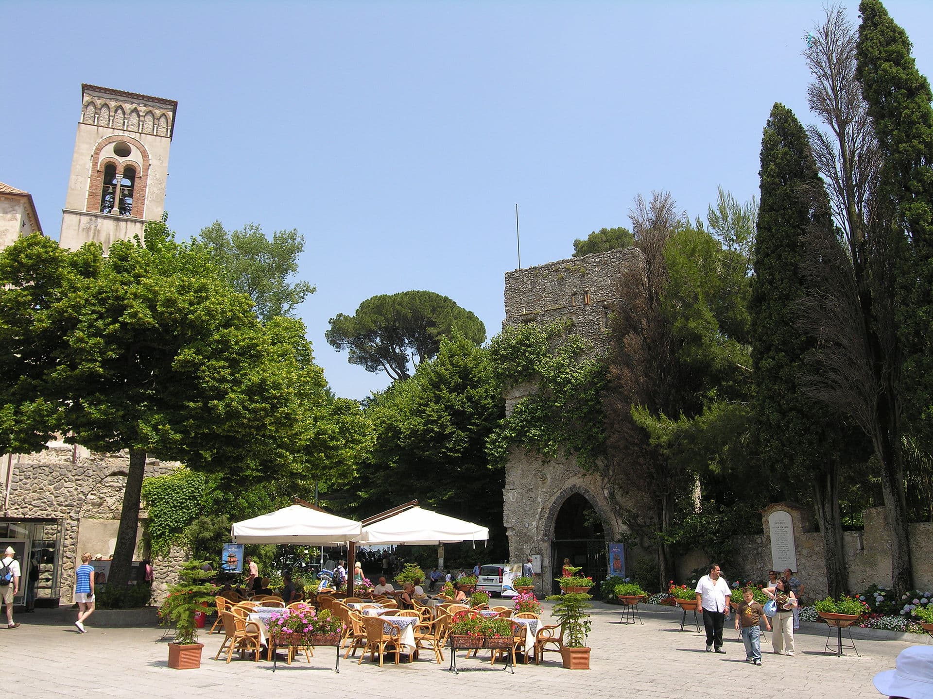 Ravello e la Terrazza dell'Infinito di Villa Cimbrone, sospesa sulla Costiera