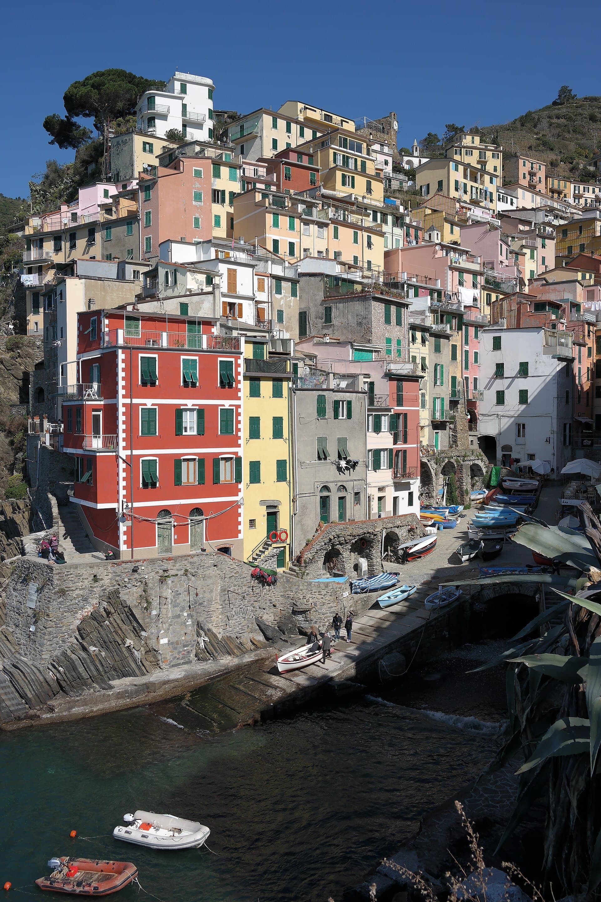 Il borgo di Riomaggiore lungo la valle fino al porticciolo, nelle Cinque Terre
