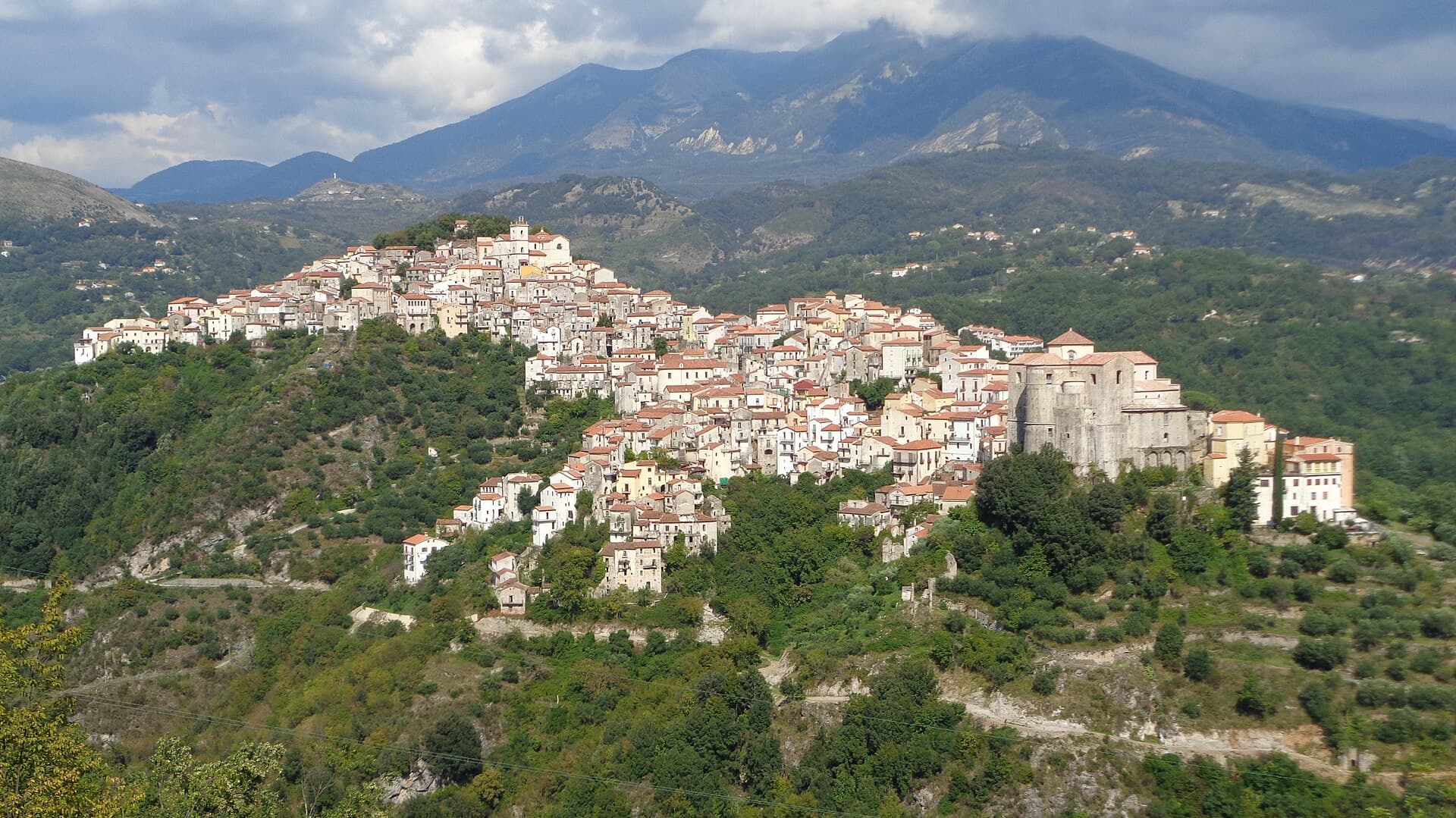 Rivello disteso sui colli del Lagonegrese, con le montagne del Pollino