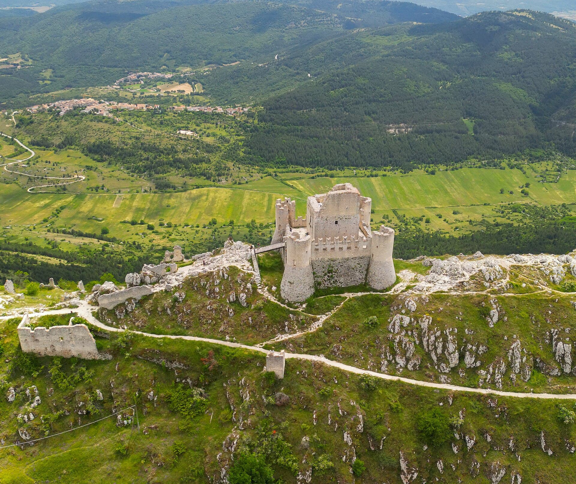 La Rocca di Calascio, fortezza d'alta quota sul Gran Sasso