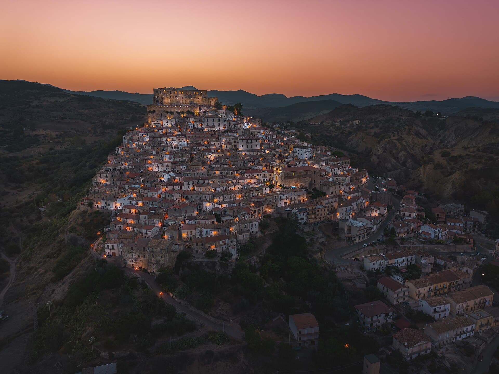 Rocca Imperiale, il borgo a piramide dominato dal castello svevo di Federico II