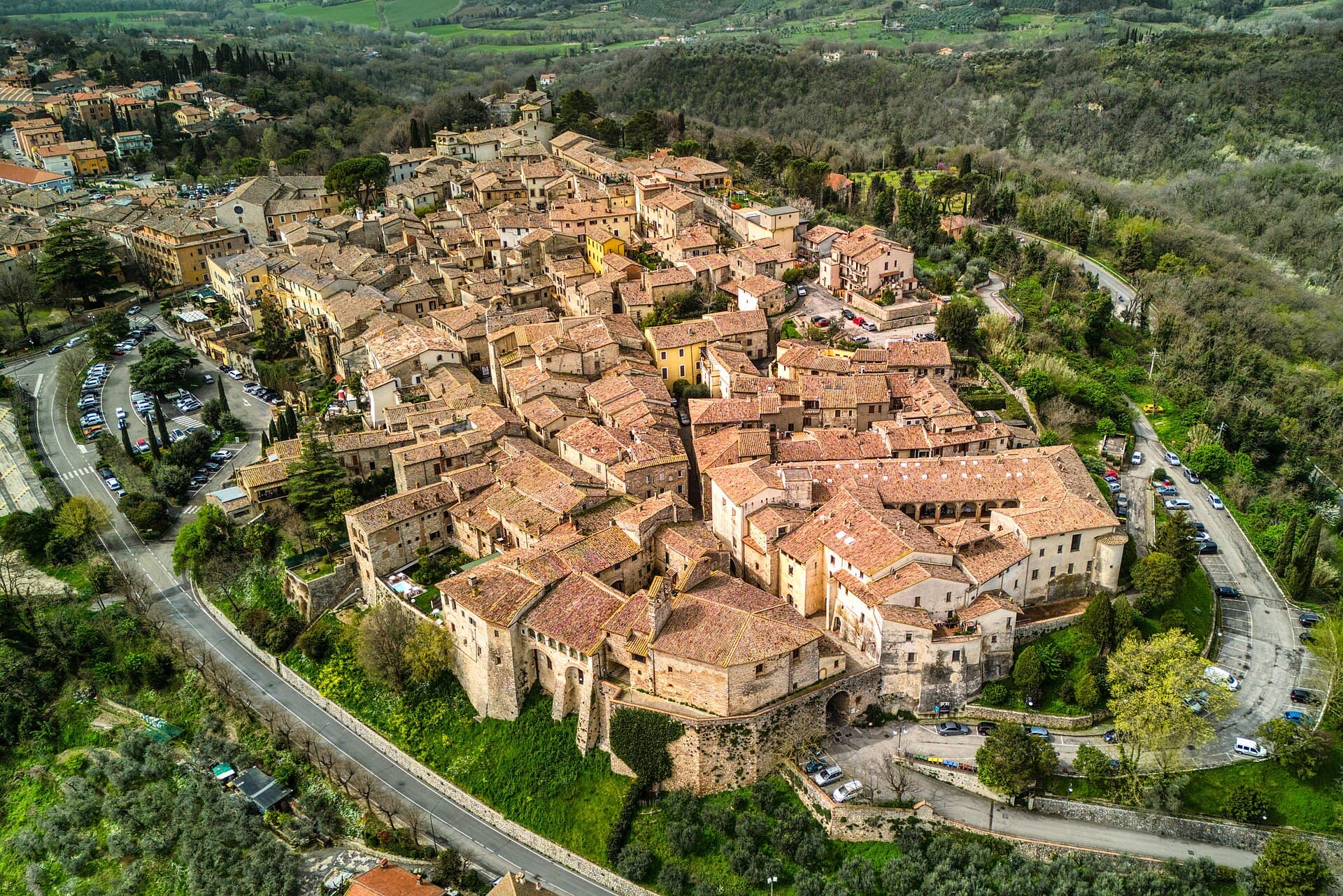 Il borgo medievale di San Gemini tra le colline dell'Umbria meridionale