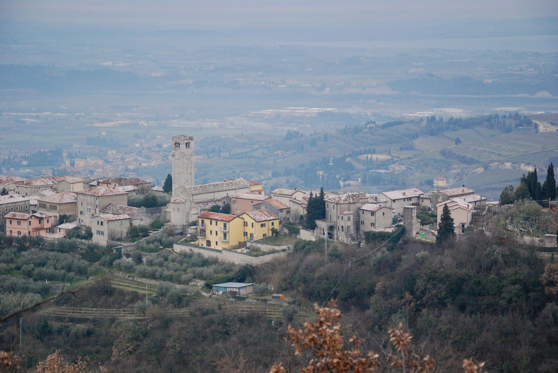 Il borgo di San Giorgio di Valpolicella con il campanile della pieve, sui colli veronesi