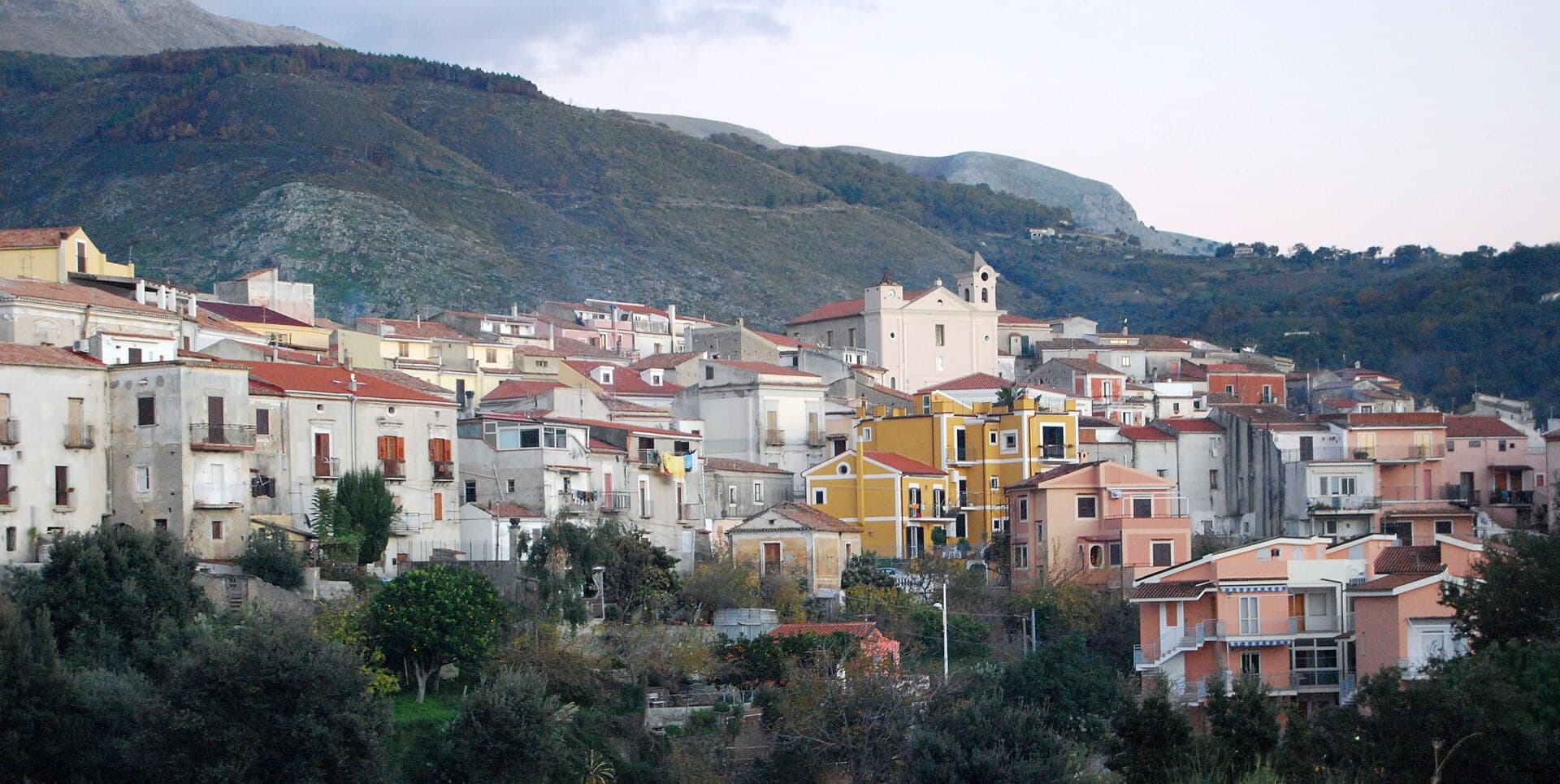 Il borgo di San Nicola Arcella, sulla costa tirrenica della Riviera dei Cedri