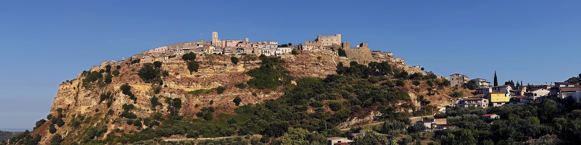 Panorama di Santa Severina, borgo su sperone di tufo nel Crotonese