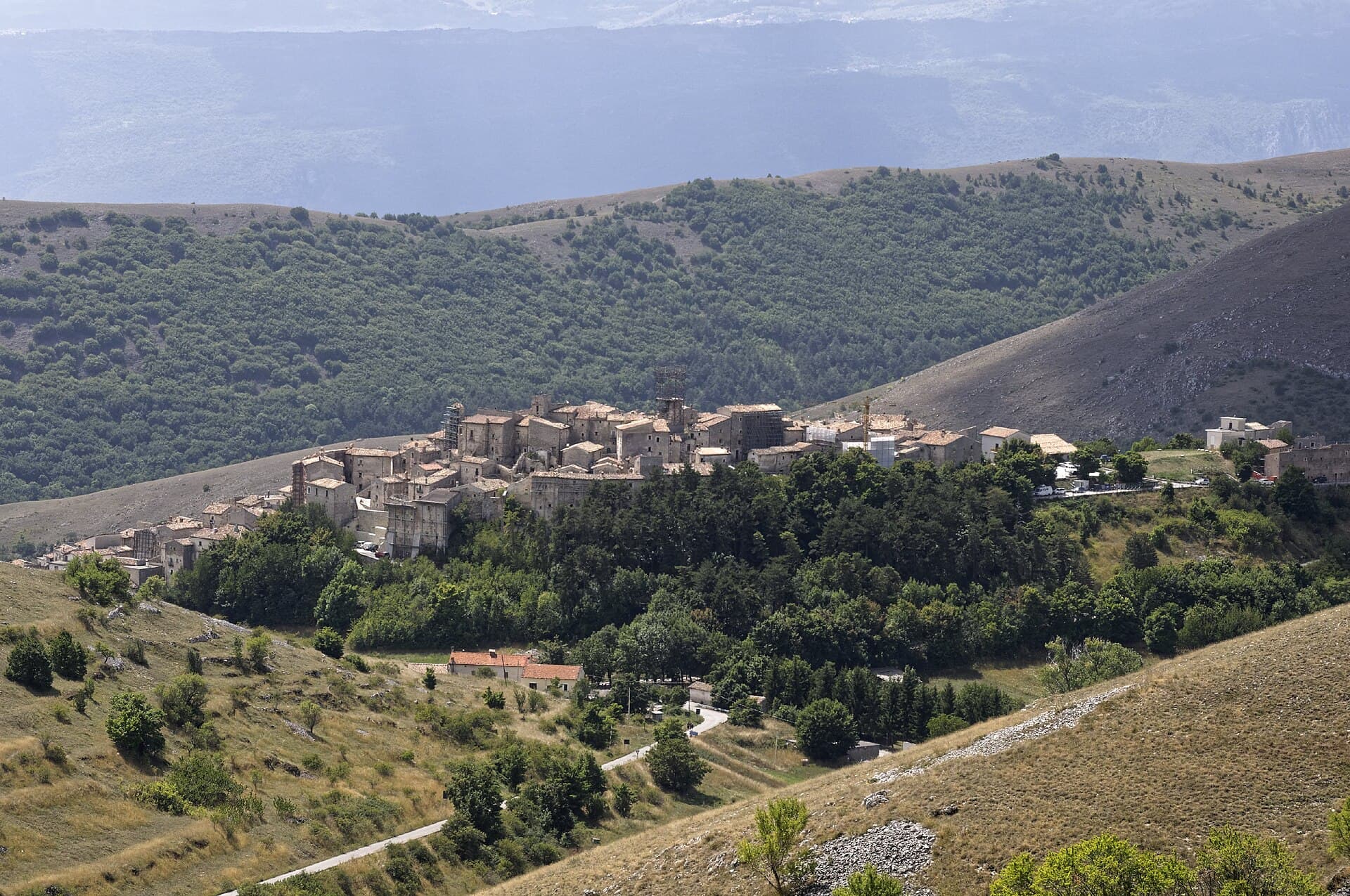 Santo Stefano di Sessanio, borgo mediceo sul Gran Sasso