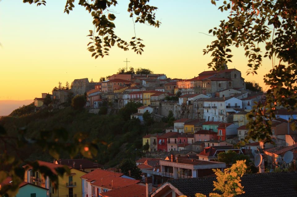 Il borgo di Savignano Irpino, sul crinale al confine tra Campania e Puglia