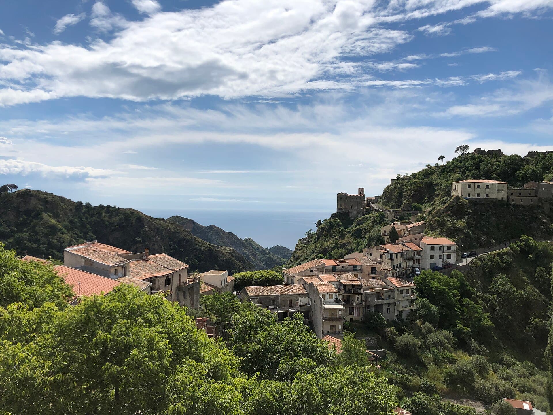 Panorama di Savoca, borgo collinare dei Peloritani sopra la costa ionica
