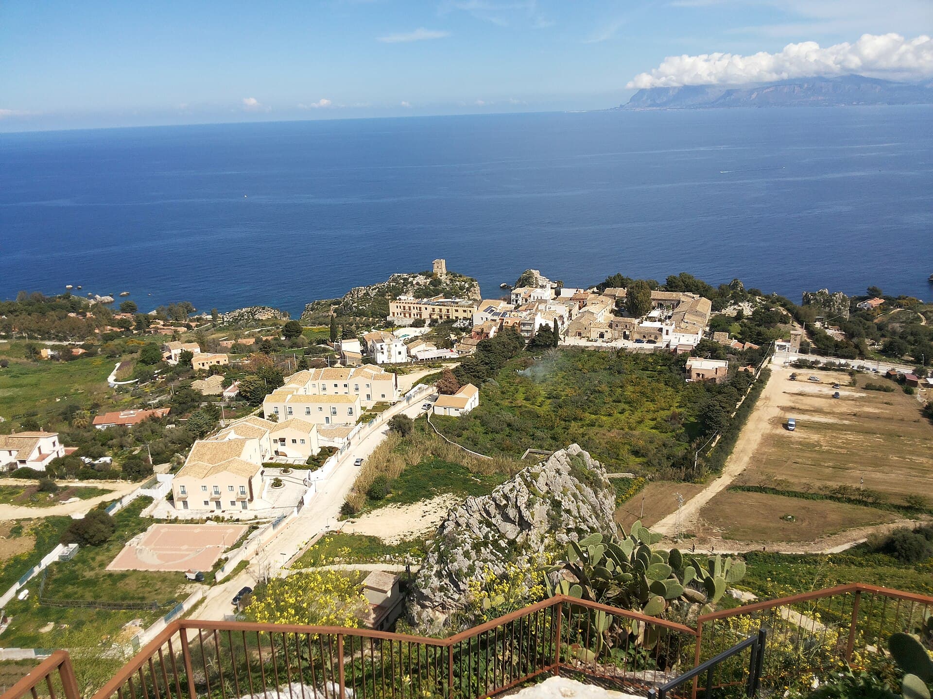 La costa di Scopello con la tonnara e i faraglioni
