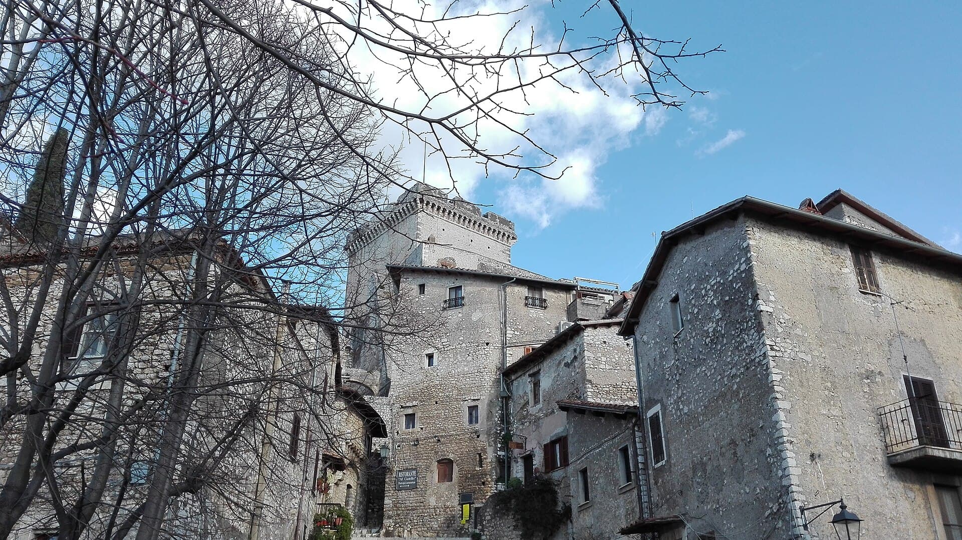 Il borgo medievale di Sermoneta dominato dal Castello Caetani