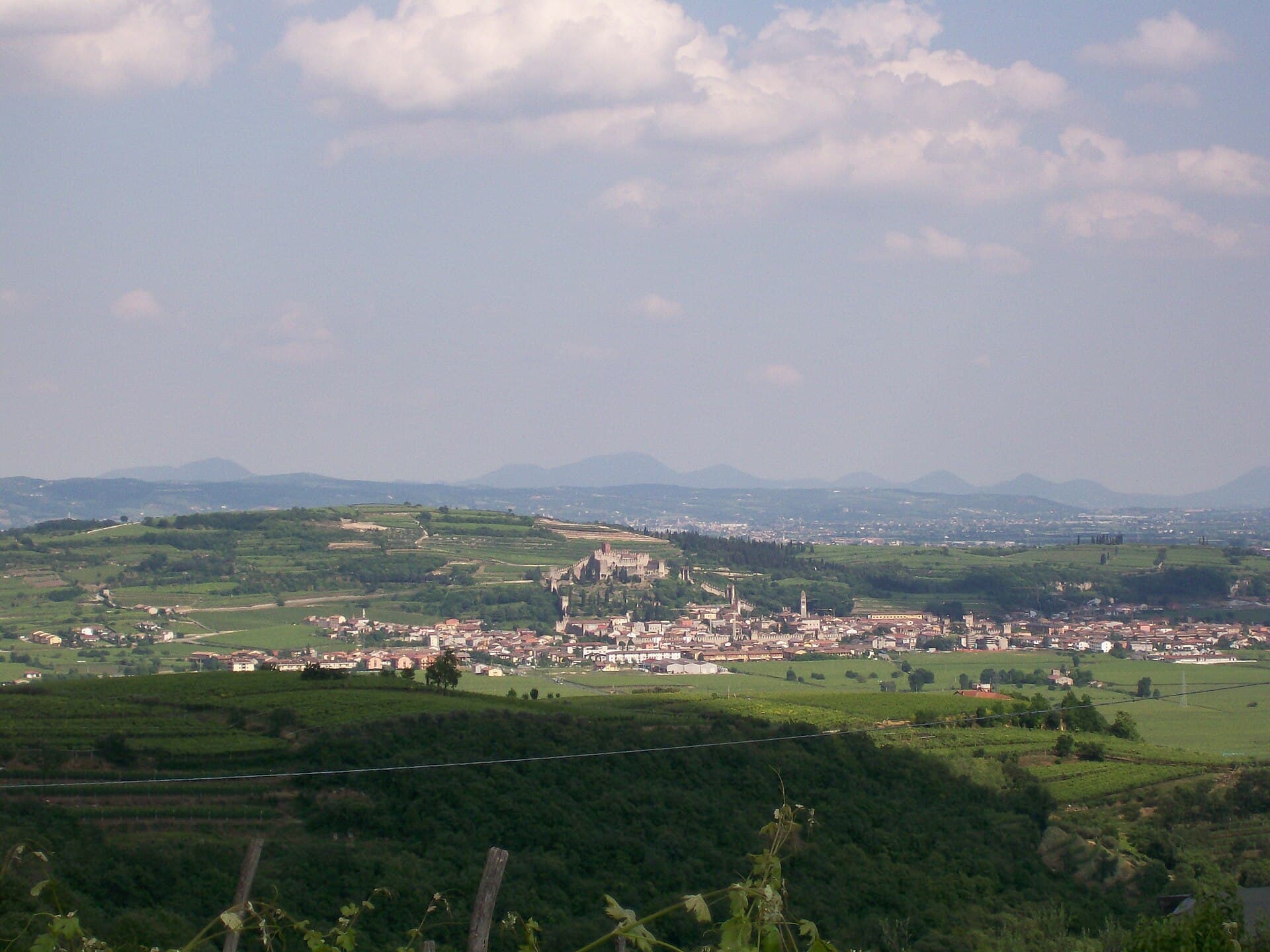 Il Castello Scaligero e le mura medievali di Soave, tra i vigneti veronesi