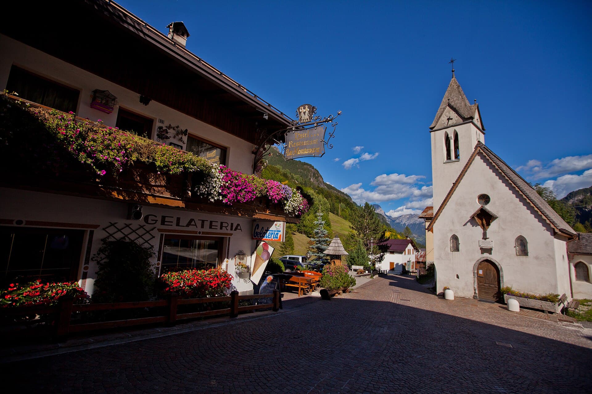 La via di Sottoguda con la chiesetta, borgo dolomitico ai piedi della Marmolada