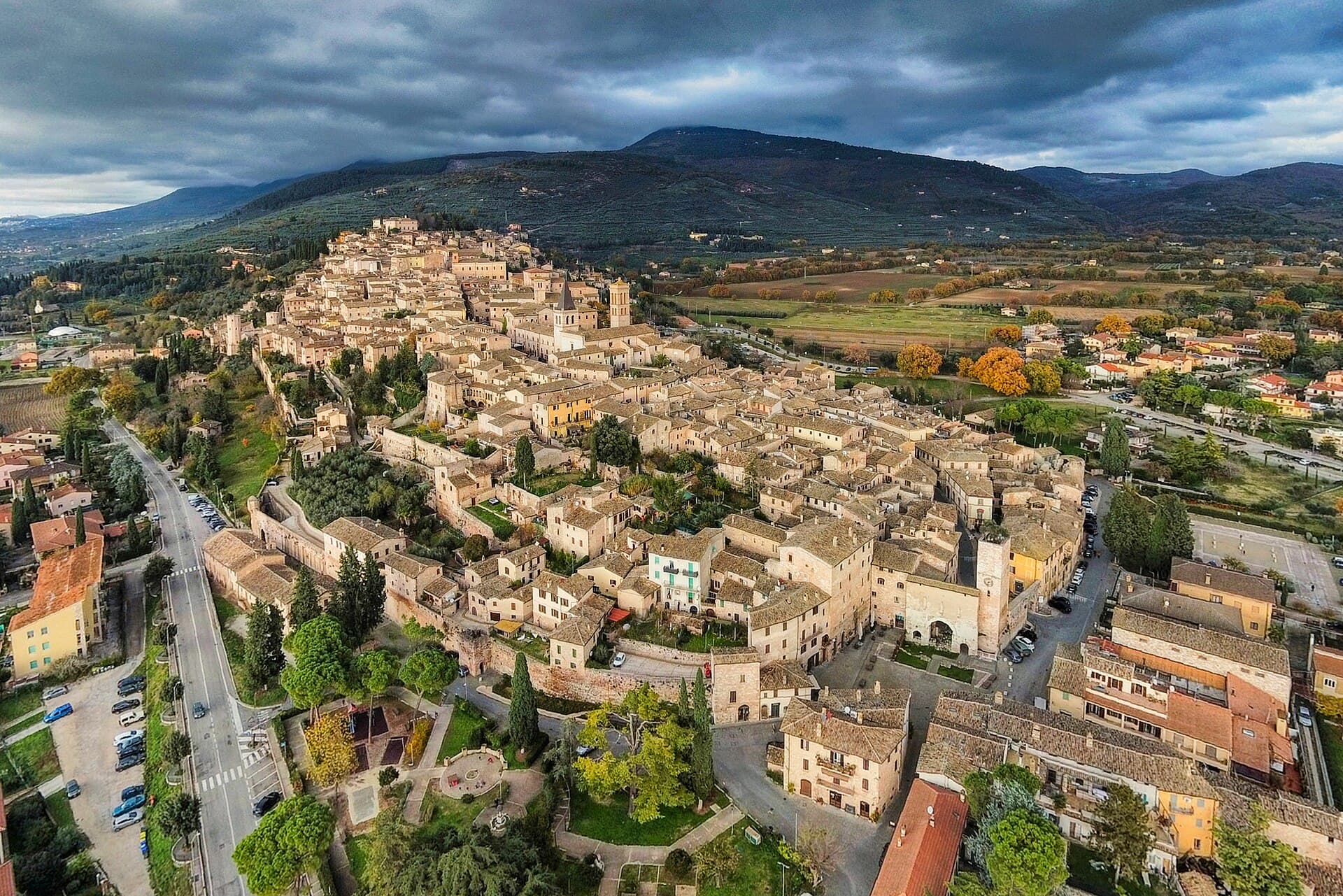 I vicoli fioriti e in pietra rosa di Spello, borgo umbro