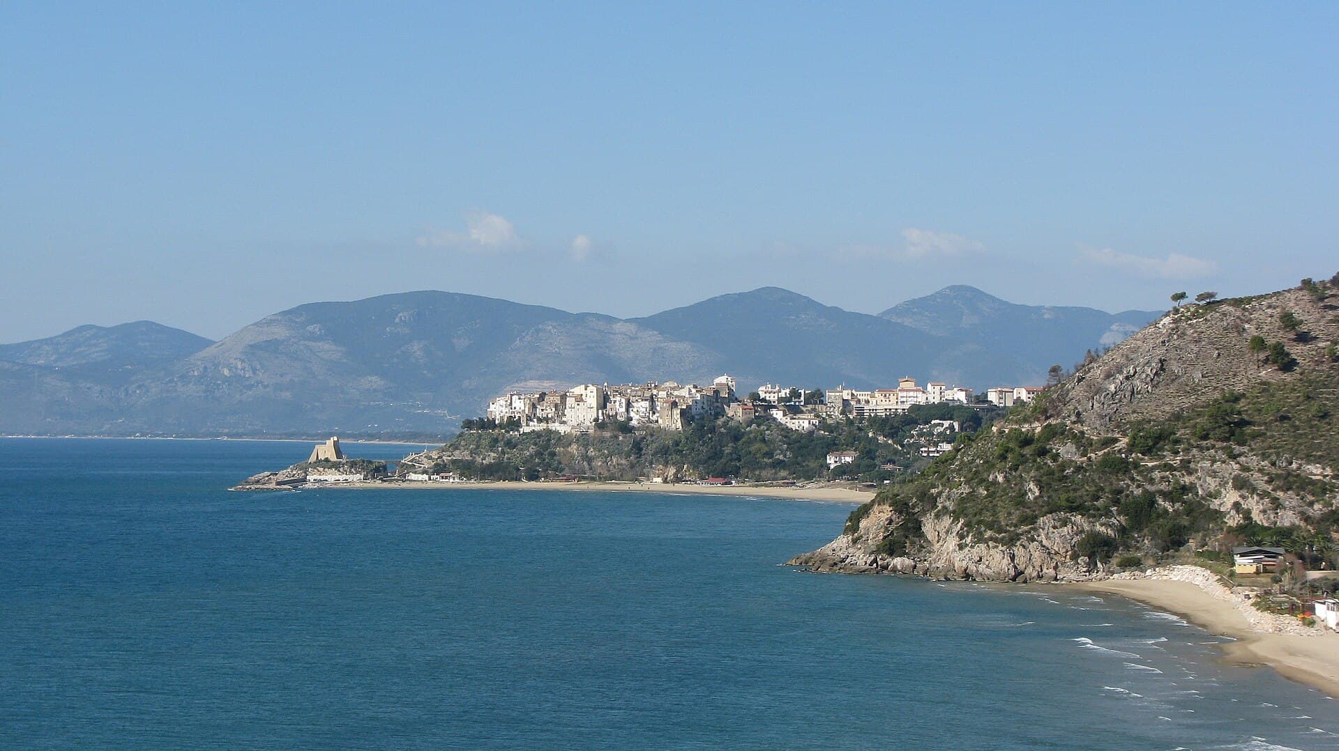 Il borgo bianco di Sperlonga arroccato sul promontorio tra le spiagge