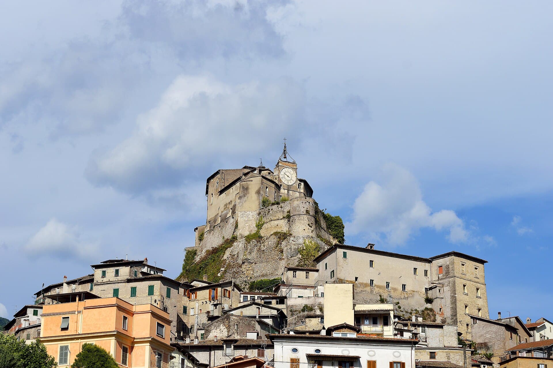 Subiaco dominata dalla Rocca Abbaziale sullo sperone di roccia